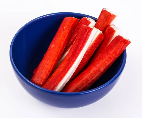 Surimi ou palitos de caranguejo em tigela de salada azul — Fotografia de Stock