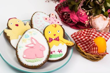 Beyaz bir arka plan üzerinde Paskalya temalı Pastalar