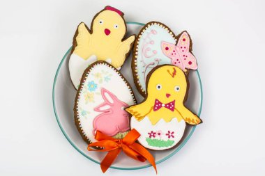 Beyaz bir arka plan üzerinde Paskalya temalı Pastalar