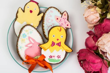 Beyaz bir arka plan üzerinde Paskalya temalı Pastalar