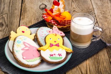 Paskalya gingerbread çerezleri buzlanma ile