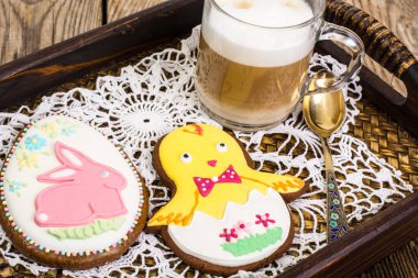 Paskalya gingerbread çerezleri buzlanma ile