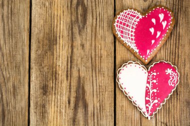 Sevgililer günü romantik kahvaltı. Gingerbread kalp buzlanma ile