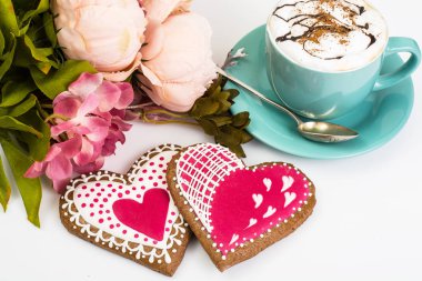 Sevgililer günü romantik kahvaltı. Gingerbread kalp buzlanma ile