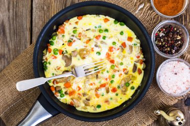 Bir tavada sebzeli omlet