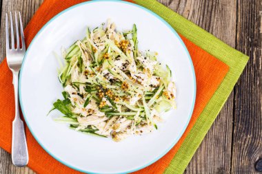 Salata salatalık, tavuk ve hardal