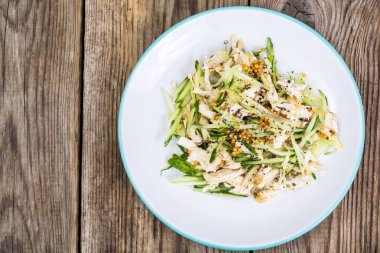 Salata salatalık, tavuk ve hardal
