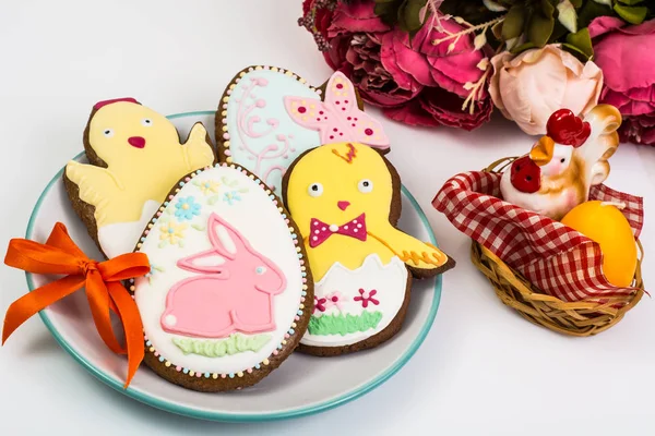 Pasteles temáticos de Pascua sobre un fondo blanco — Foto de Stock