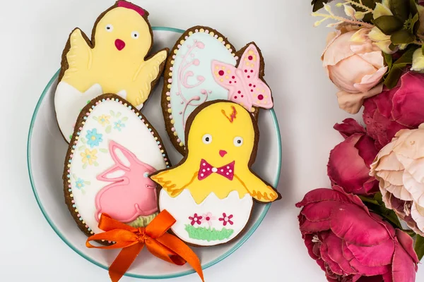 Beyaz bir arka plan üzerinde Paskalya temalı Pastalar