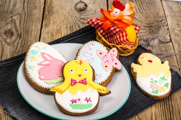 Easter gingerbread cookies with icing — Stock Photo, Image
