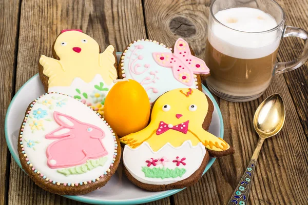 Paskalya gingerbread çerezleri buzlanma ile