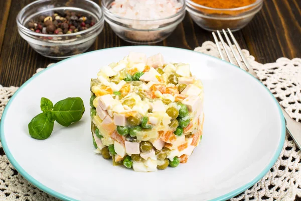 Salade de légumes bouillis avec mayonnaise — Photo
