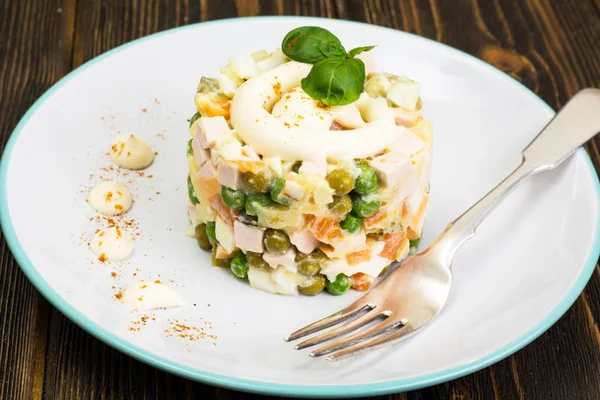Salat av kokte grønnsaker med majones – stockfoto