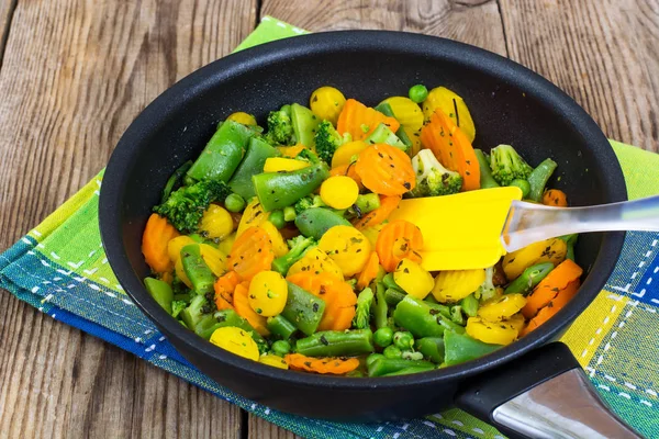 Comida vegetariana: mezcla cocida de verduras en una sartén — Foto de Stock