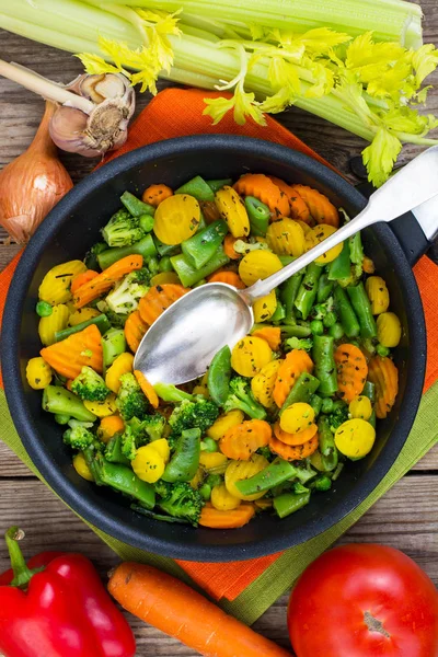 Вегетарианская еда: приготовленная смесь овощей в кастрюле — стоковое фото
