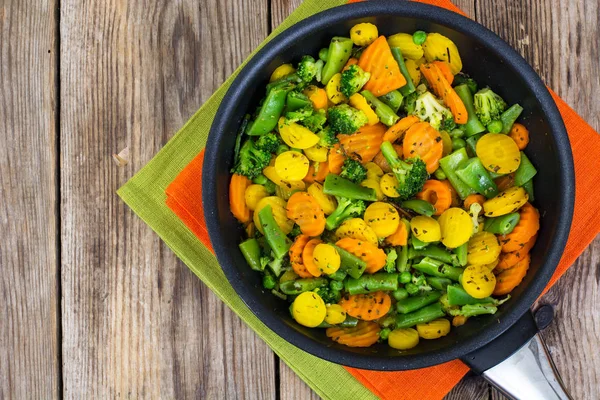 Vegetarisches Essen: Gemüsemischung in der Pfanne gekocht — Stockfoto
