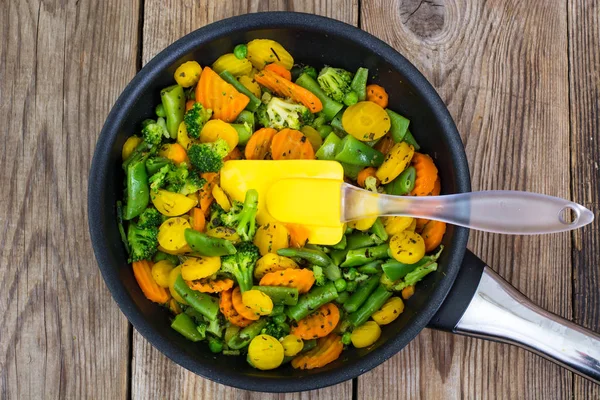 Вегетарианская еда: приготовленная смесь овощей в кастрюле — стоковое фото