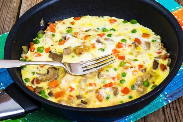 Tortilla con verduras en una sartén — Foto de Stock