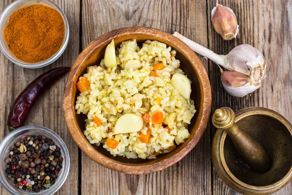 Pilaf, arroz, carne, zanahorias, ajo — Foto de Stock