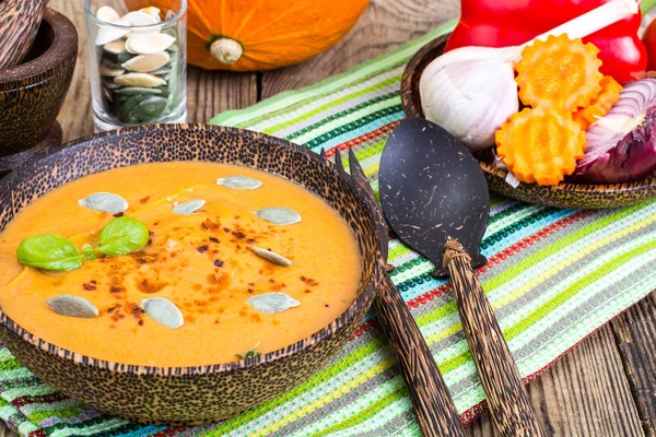 Soupe de légumes épicée au curry et poivron rouge — Photo