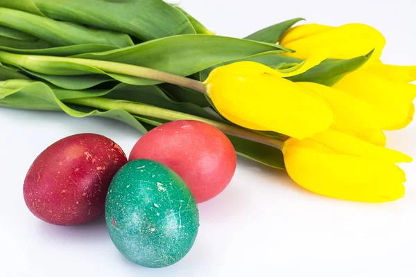 Huevos pintados de Pascua y racimo de tulipanes sobre un blanco — Foto de Stock