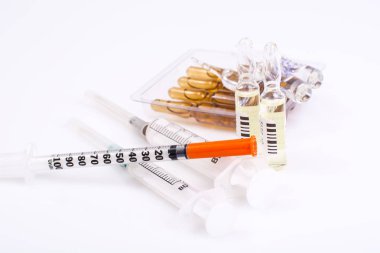 Eczane vitaminler: yuvarlak jelatin kapsül karanlık g bir şişe