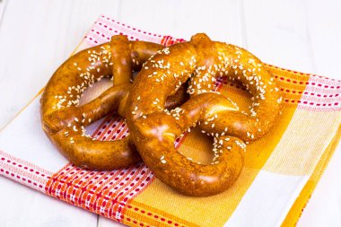 Susam beyaz tahtalar üzerinde ile Bavyera simit