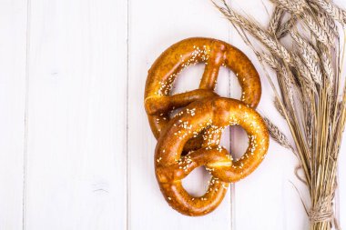 Susam beyaz tahtalar üzerinde ile Bavyera simit