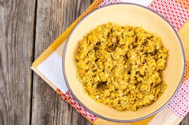 Sebzeli mercimek yemeği yan, ahşap b kapta tereyağı