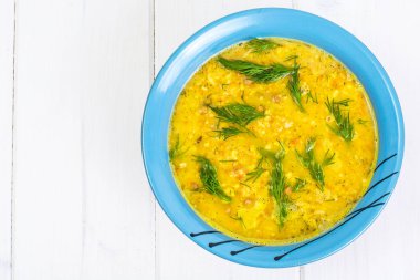 Bezelye çorbası ile sebze ve beyaz zemin üzerine dereotu