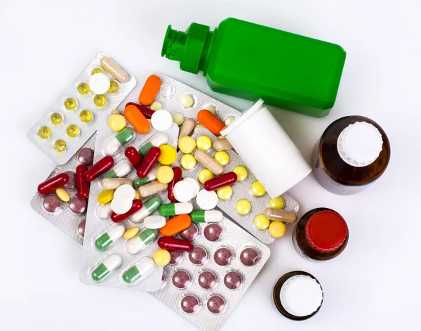 Медичні пляшки та пухирі з капсулами та таблетками — стокове фото