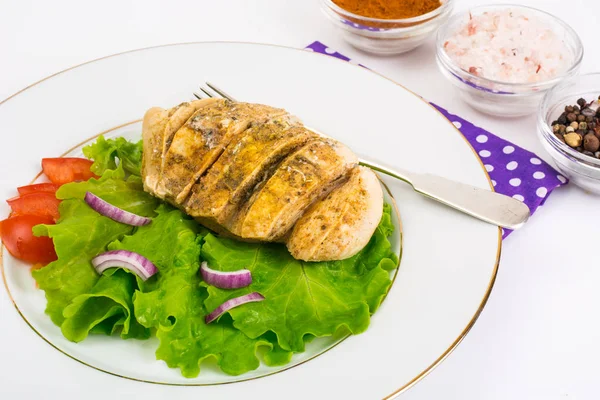 Alimentación dietética: Filete de pollo al horno con lechuga — Foto de Stock