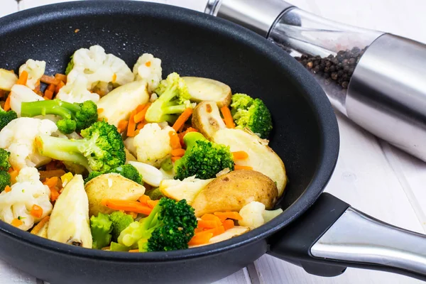 Broccoli, bloemkool, aardappelen, wortelen gekookt in een koekenpan — Stockfoto