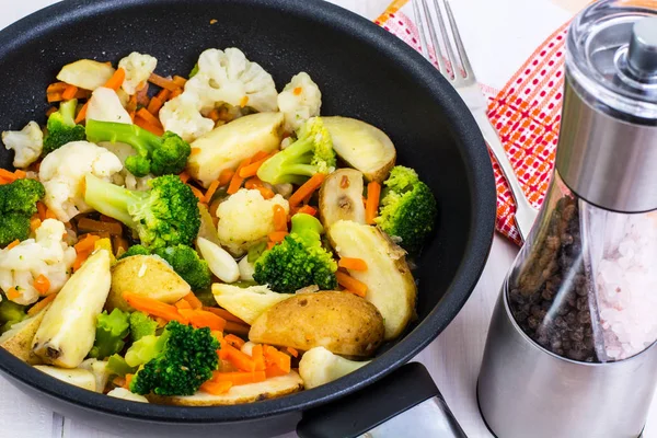 Broccoli, blomkål, potatis, morötter kokta i en stekpanna — Stockfoto