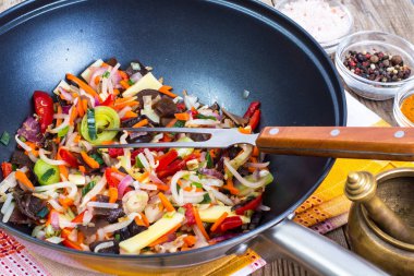 Çince karıştırmak zerzevat, bir tencerede kızartılır