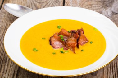 Kremalı sebze çorbası kızarmış pastırma ile