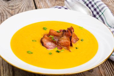 Kremalı sebze çorbası kızarmış pastırma ile