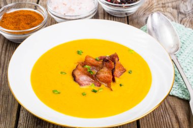 Kremalı sebze çorbası kızarmış pastırma ile