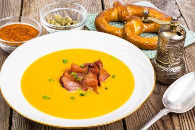 Kremalı sebze çorbası kızarmış pastırma ile