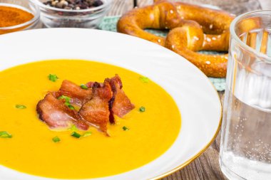 Kremalı sebze çorbası kızarmış pastırma ile