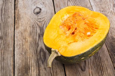 Ahşap arka plan üzerinde bir yarım butternut squash