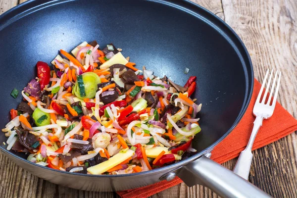 Çince karıştırmak zerzevat, bir tencerede kızartılır