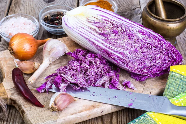 Salada de repolho chinesa desfiada — Fotografia de Stock