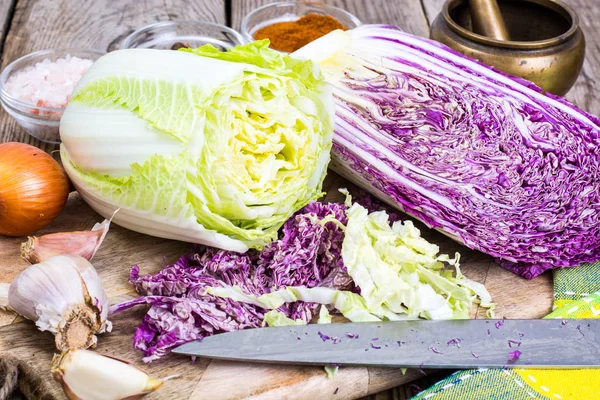 Китайский салат из измельченной капусты — стоковое фото