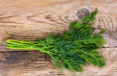 Taze dereotu eski tahta arka plan üzerinde demet