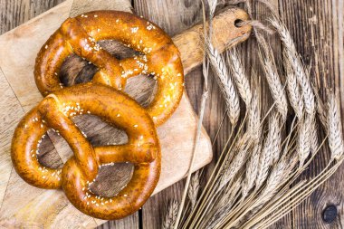 Taze tuzlu Alman ekmek: simit eski kurullarının bir arka plan üzerinde