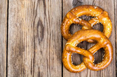 Taze tuzlu Alman ekmek: simit eski kurullarının bir arka plan üzerinde
