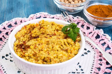 Köri ve safran ile humus nohut püresi