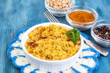 Köri ve safran ile humus nohut püresi