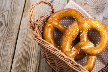 Ekmek için hasır sepet içinde Alsatian simit